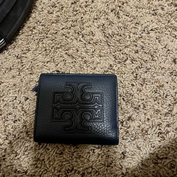 Authentic Tory Burch crossbody with matching wallet - Picture 7 of 10